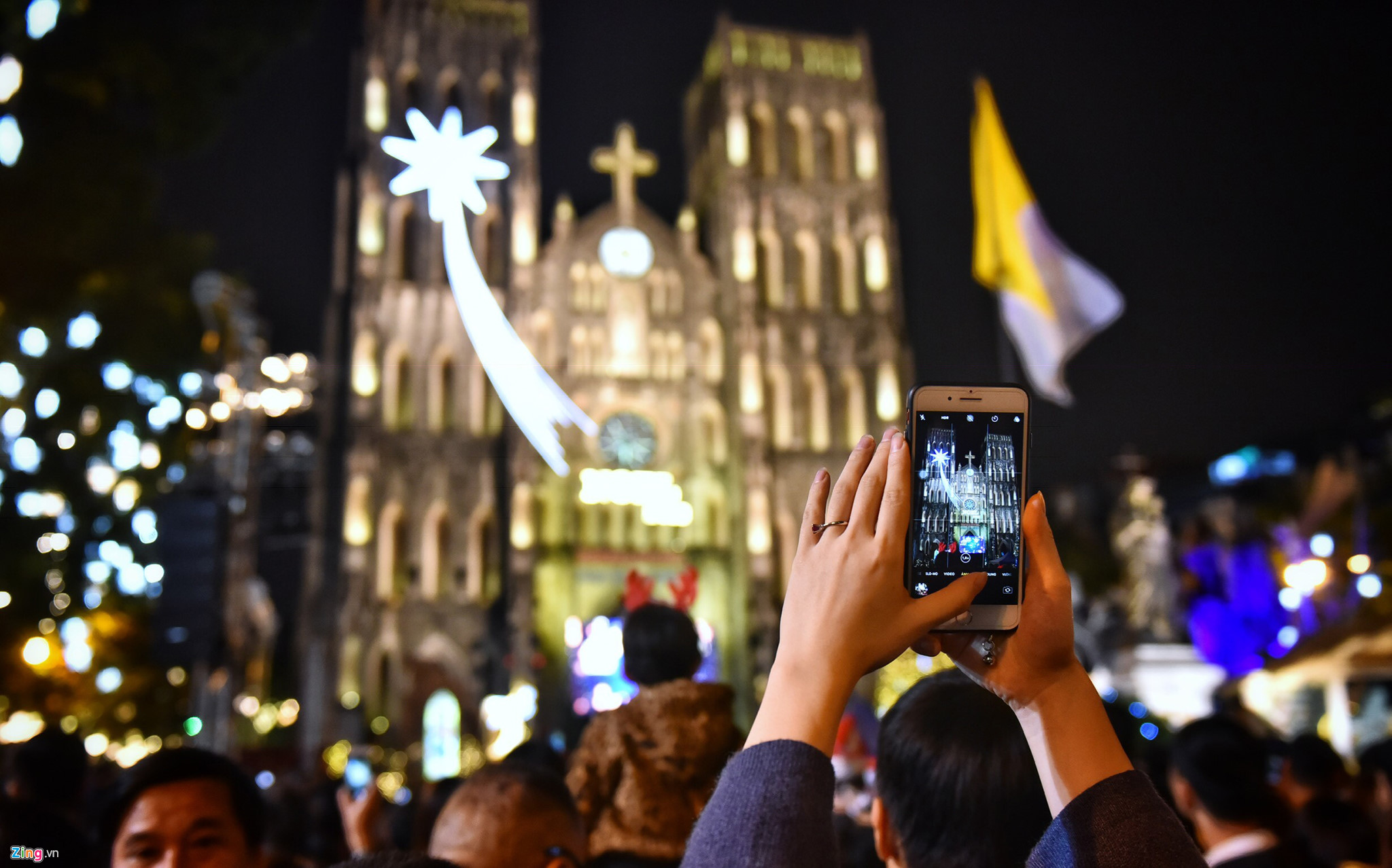 Video ảnh: Người dân Sài Gòn, Hà Nội đổ ra đường đón Giáng sinh