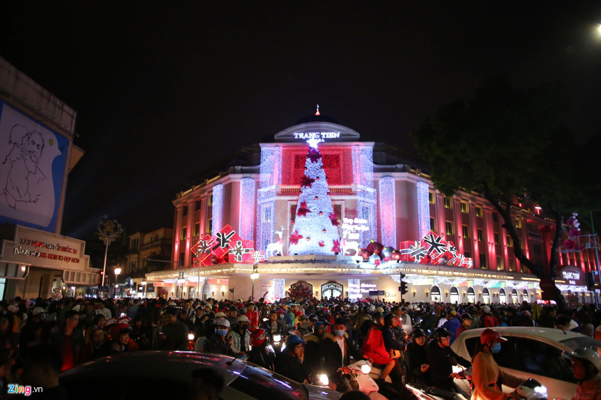 Video ảnh: Người dân Sài Gòn, Hà Nội đổ ra đường đón Giáng sinh