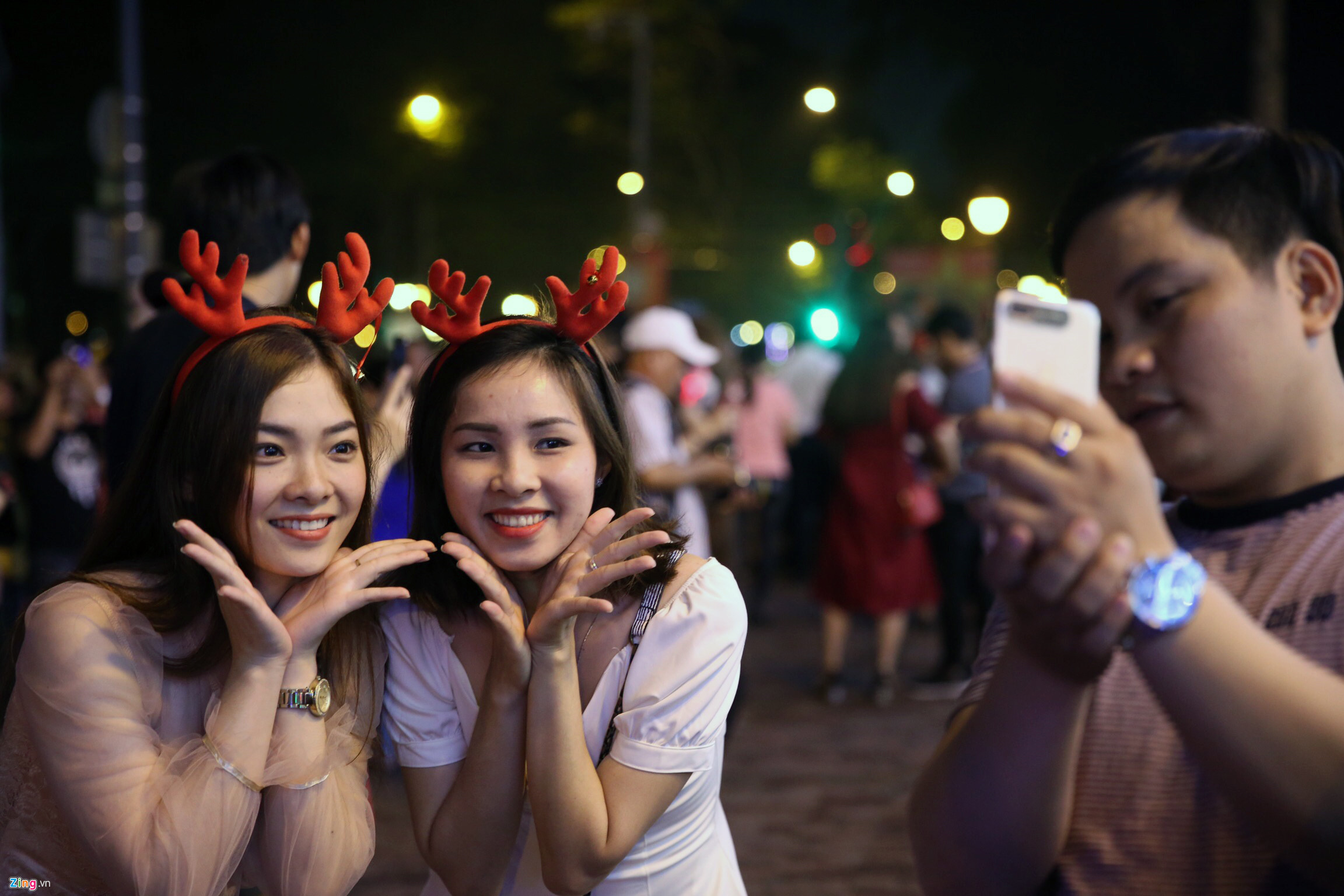 Video ảnh: Người dân Sài Gòn, Hà Nội đổ ra đường đón Giáng sinh