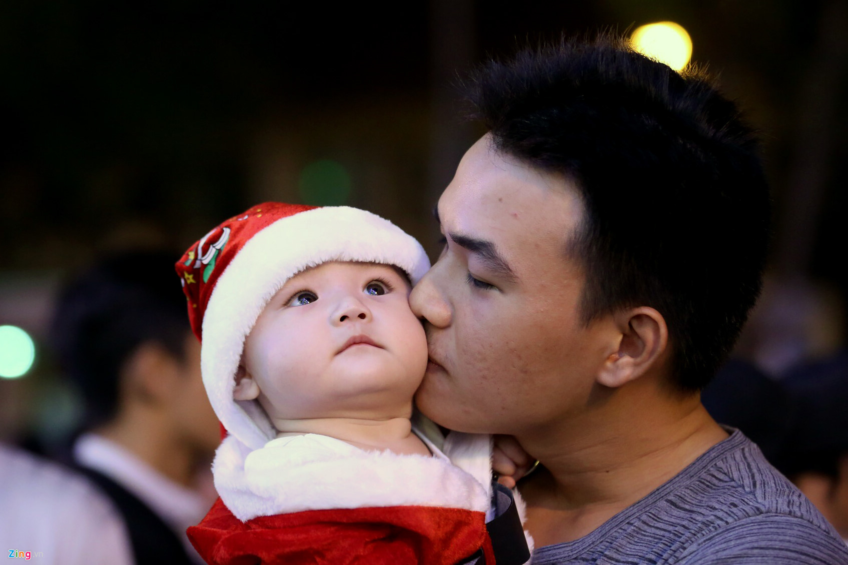 Video ảnh: Người dân Sài Gòn, Hà Nội đổ ra đường đón Giáng sinh