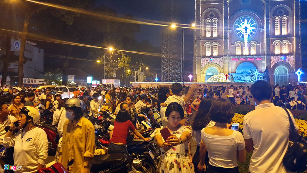 Video ảnh: Người dân Sài Gòn, Hà Nội đổ ra đường đón Giáng sinh
