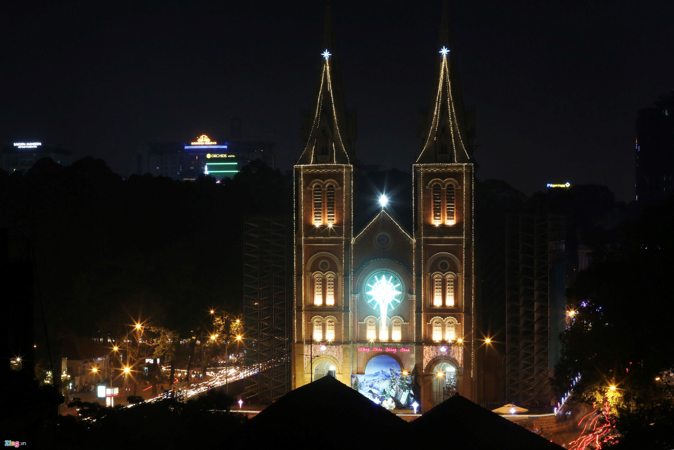 Video ảnh: Người dân Sài Gòn, Hà Nội đổ ra đường đón Giáng sinh