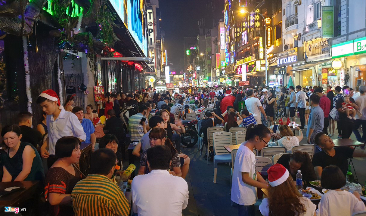 Video ảnh: Người dân Sài Gòn, Hà Nội đổ ra đường đón Giáng sinh