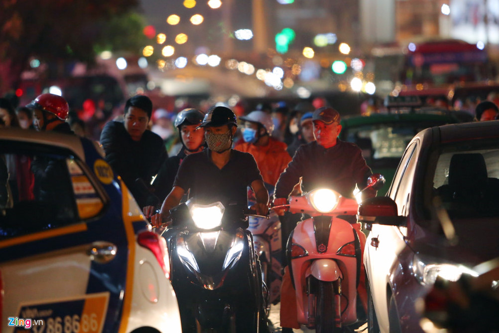 Video ảnh: Người dân Sài Gòn, Hà Nội đổ ra đường đón Giáng sinh