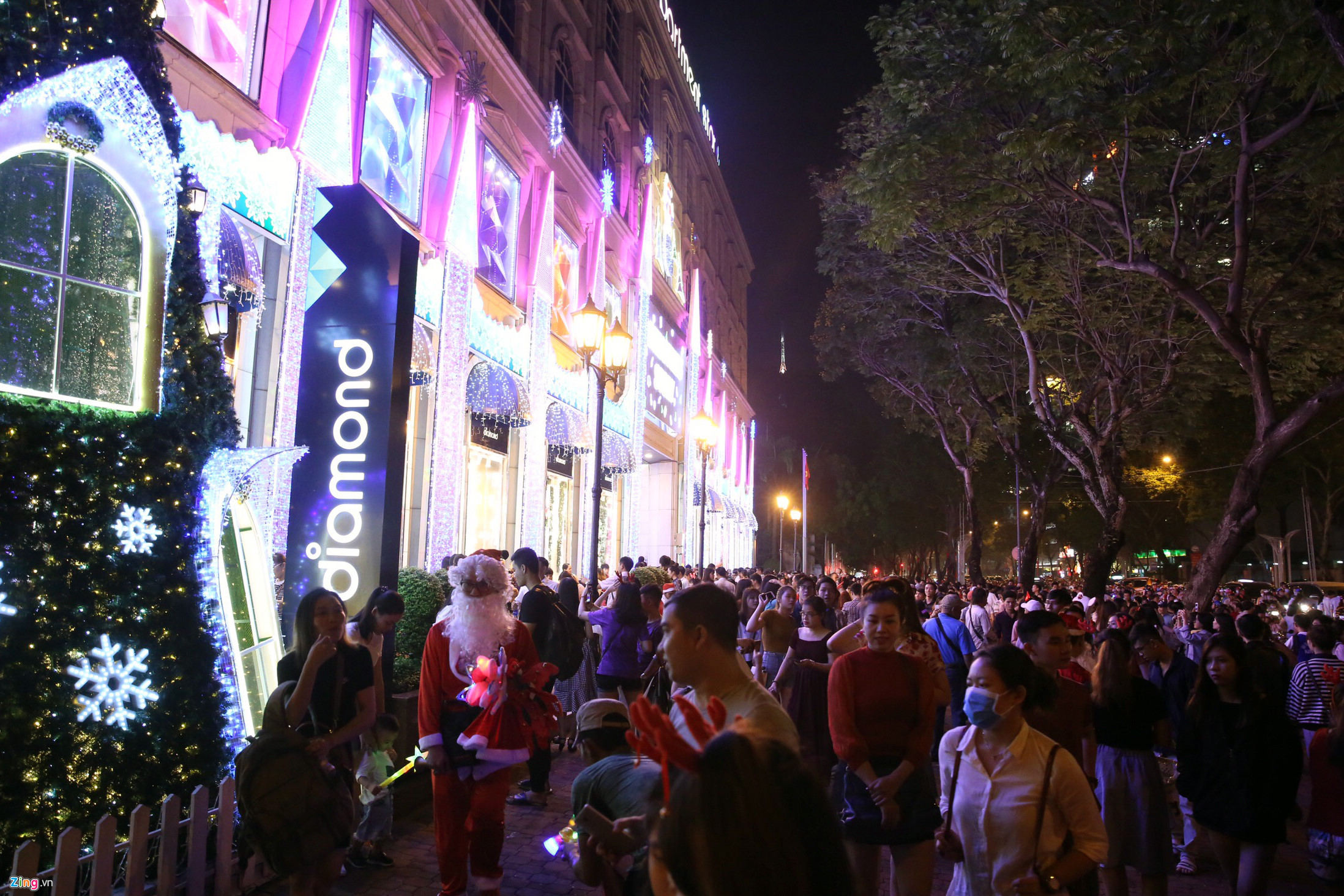 Video ảnh: Người dân Sài Gòn, Hà Nội đổ ra đường đón Giáng sinh