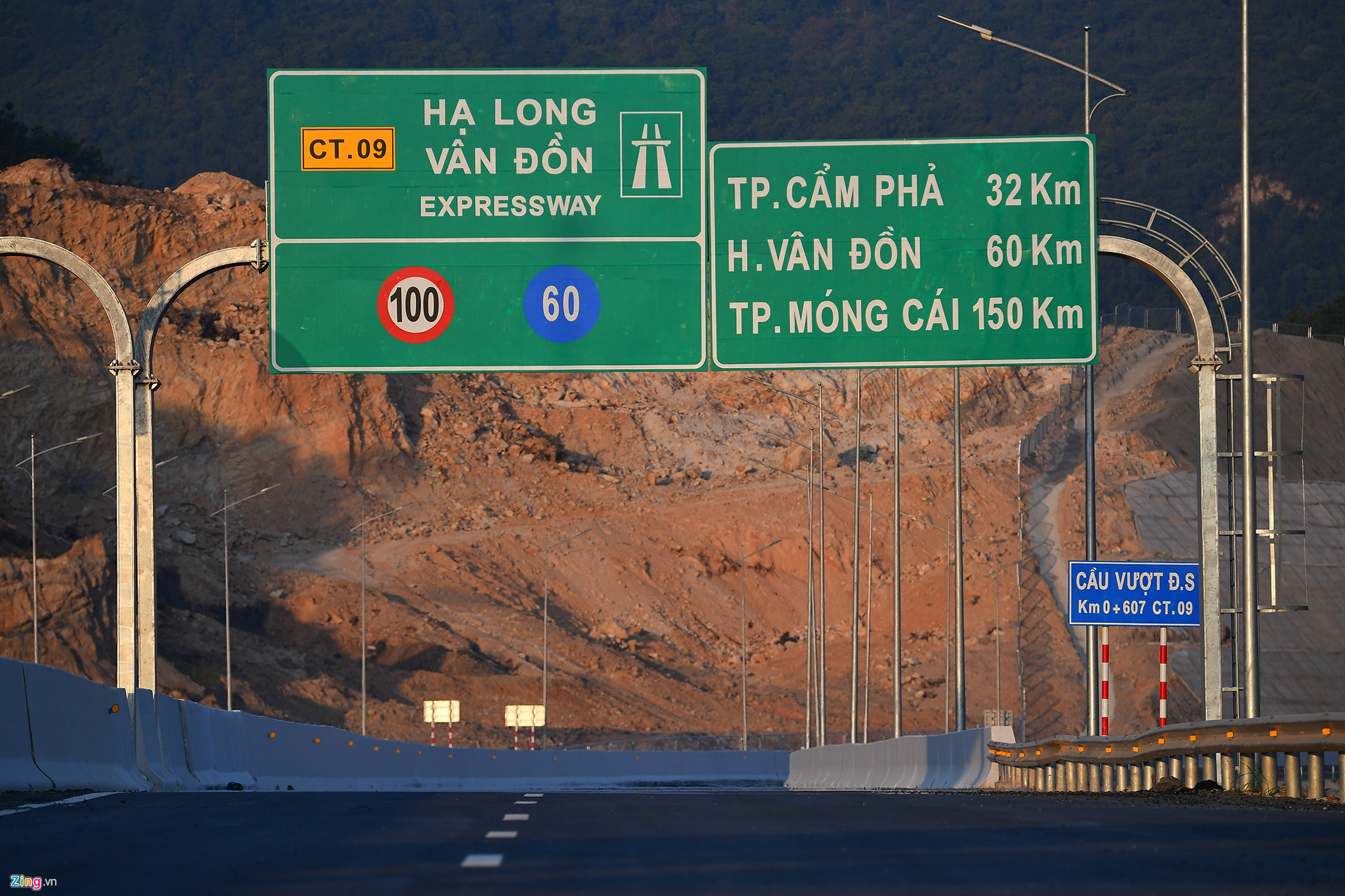 Video ảnh: Cảnh sắc kỳ vĩ hai bên cao tốc Hạ Long - Vân Đồn sắp thông xe