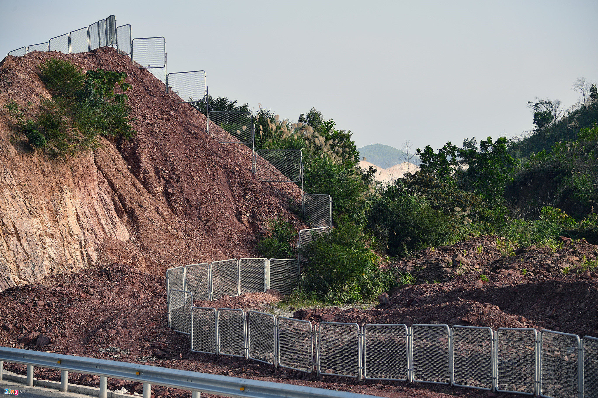 Video ảnh: Cảnh sắc kỳ vĩ hai bên cao tốc Hạ Long - Vân Đồn sắp thông xe