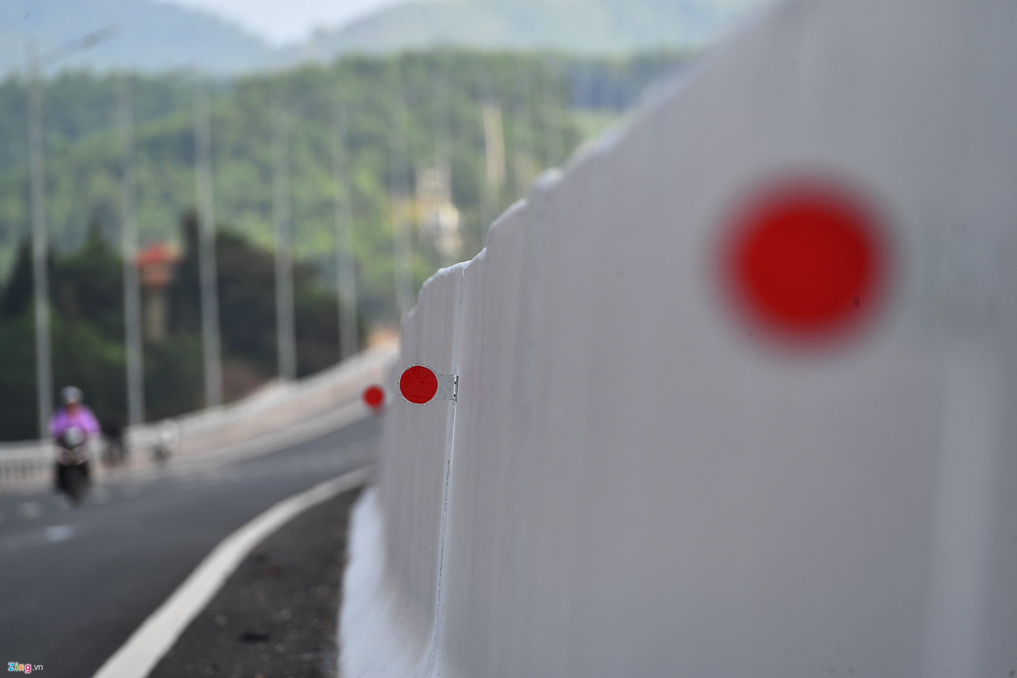 Video ảnh: Cảnh sắc kỳ vĩ hai bên cao tốc Hạ Long - Vân Đồn sắp thông xe