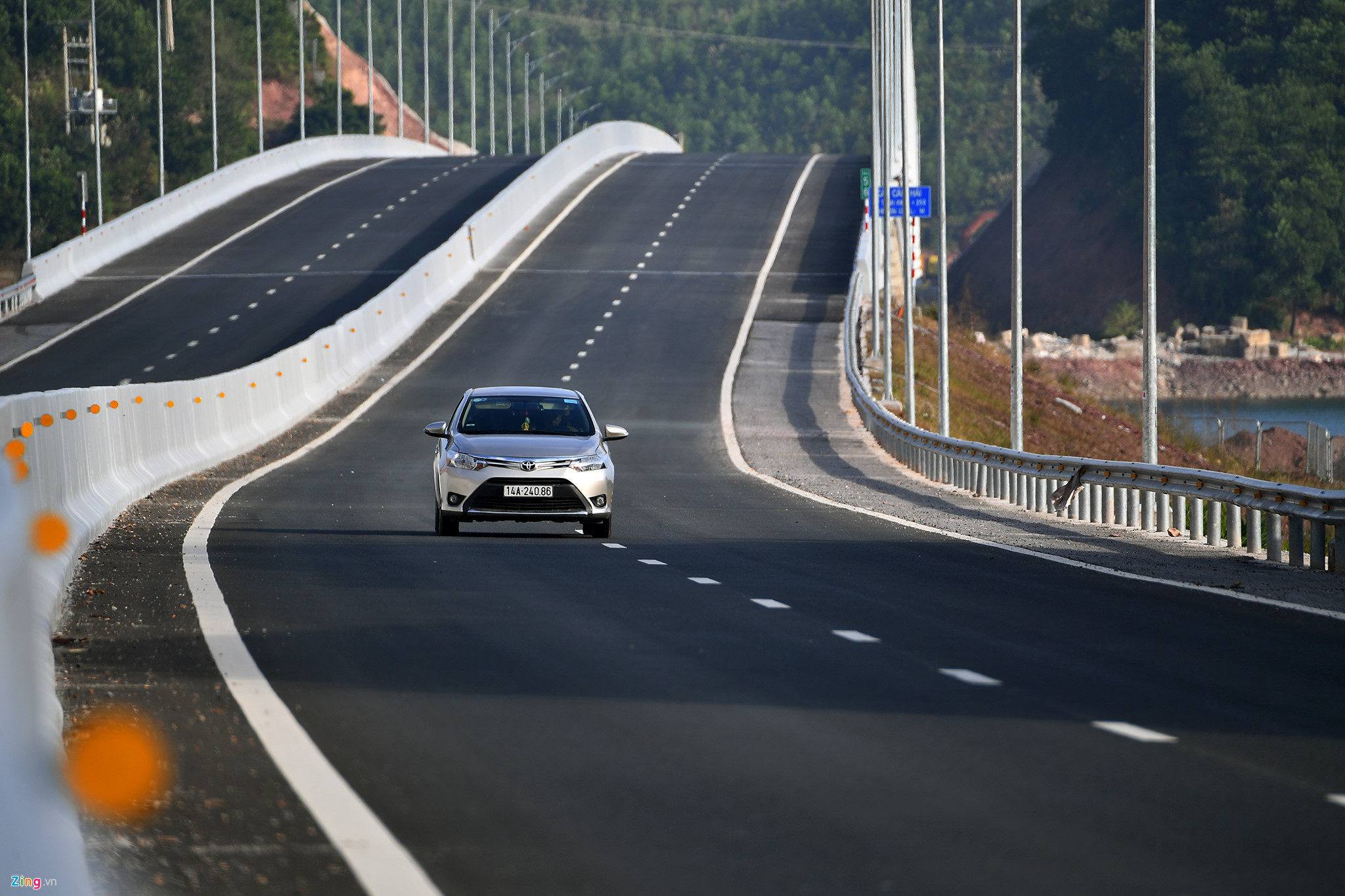 Video ảnh: Cảnh sắc kỳ vĩ hai bên cao tốc Hạ Long - Vân Đồn sắp thông xe