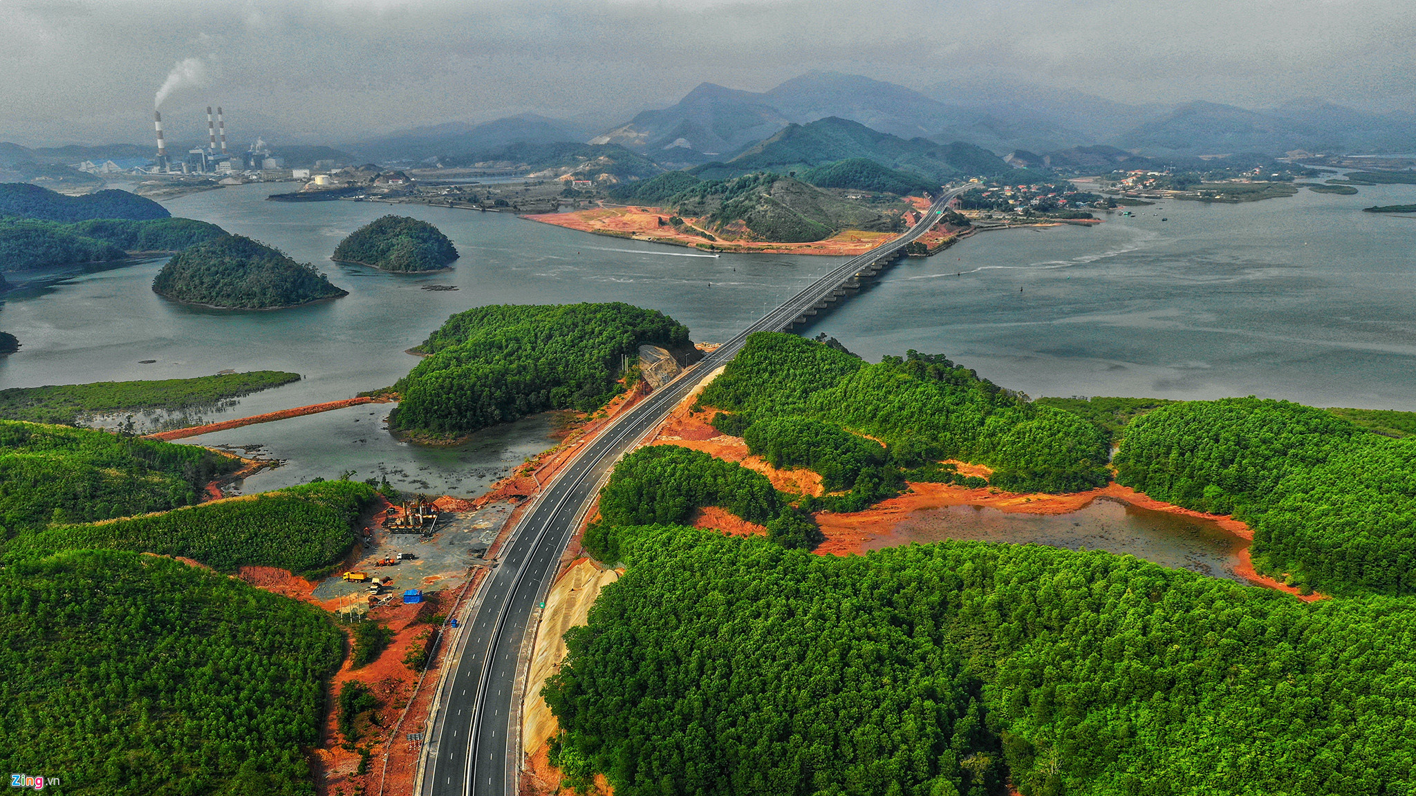 Video ảnh: Cảnh sắc kỳ vĩ hai bên cao tốc Hạ Long - Vân Đồn sắp thông xe