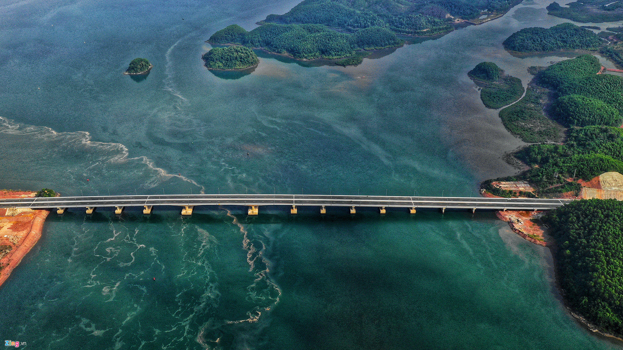 Video ảnh: Cảnh sắc kỳ vĩ hai bên cao tốc Hạ Long - Vân Đồn sắp thông xe