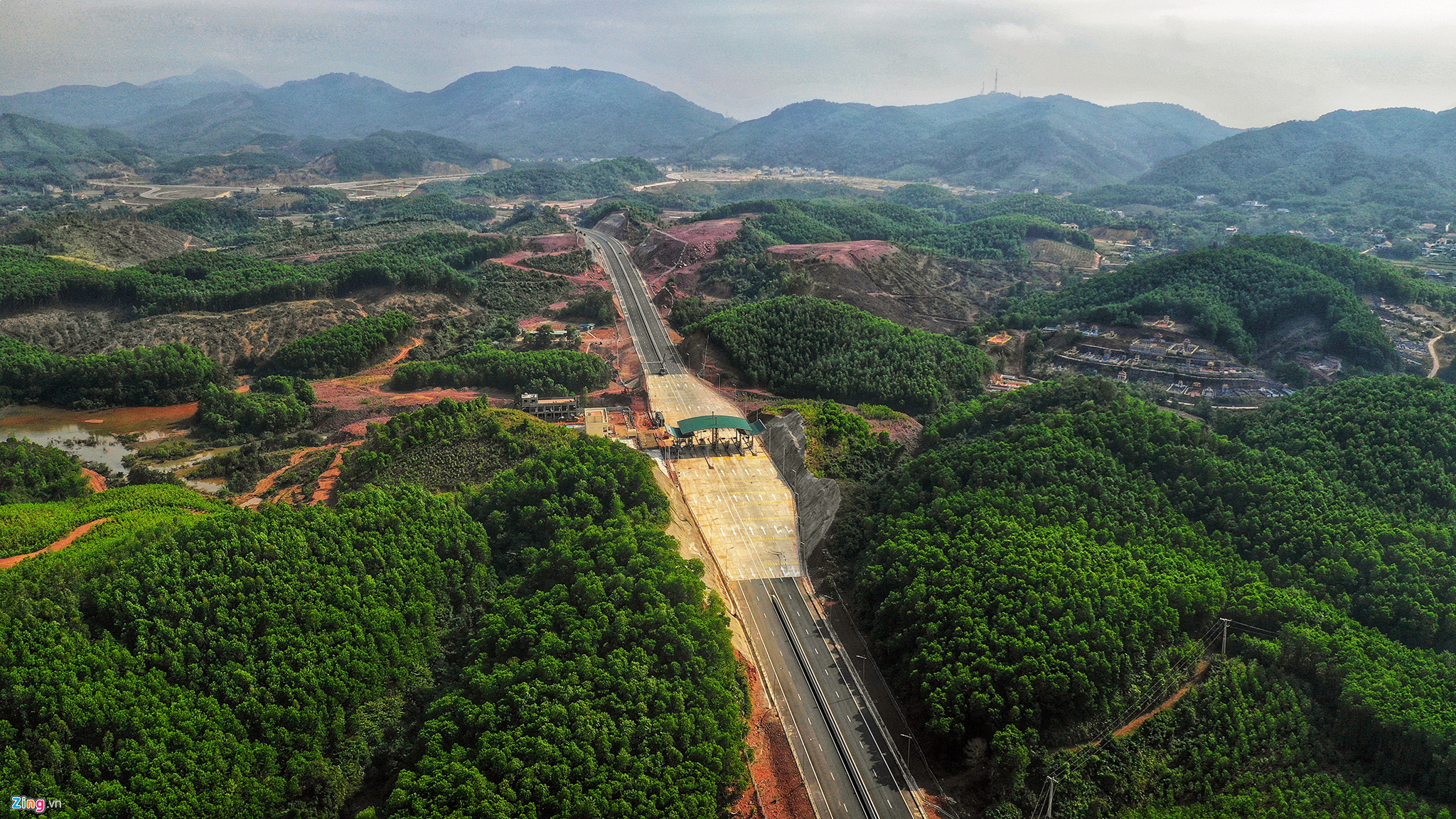 Video ảnh: Cảnh sắc kỳ vĩ hai bên cao tốc Hạ Long - Vân Đồn sắp thông xe