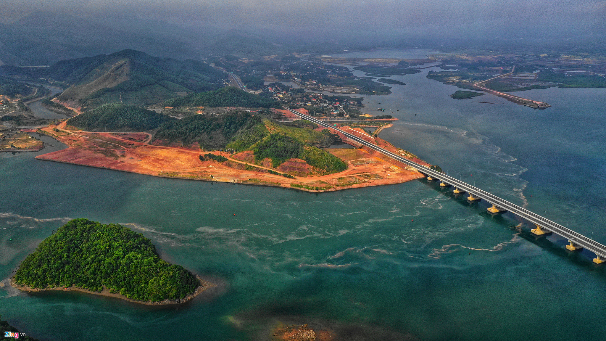 Video ảnh: Cảnh sắc kỳ vĩ hai bên cao tốc Hạ Long - Vân Đồn sắp thông xe