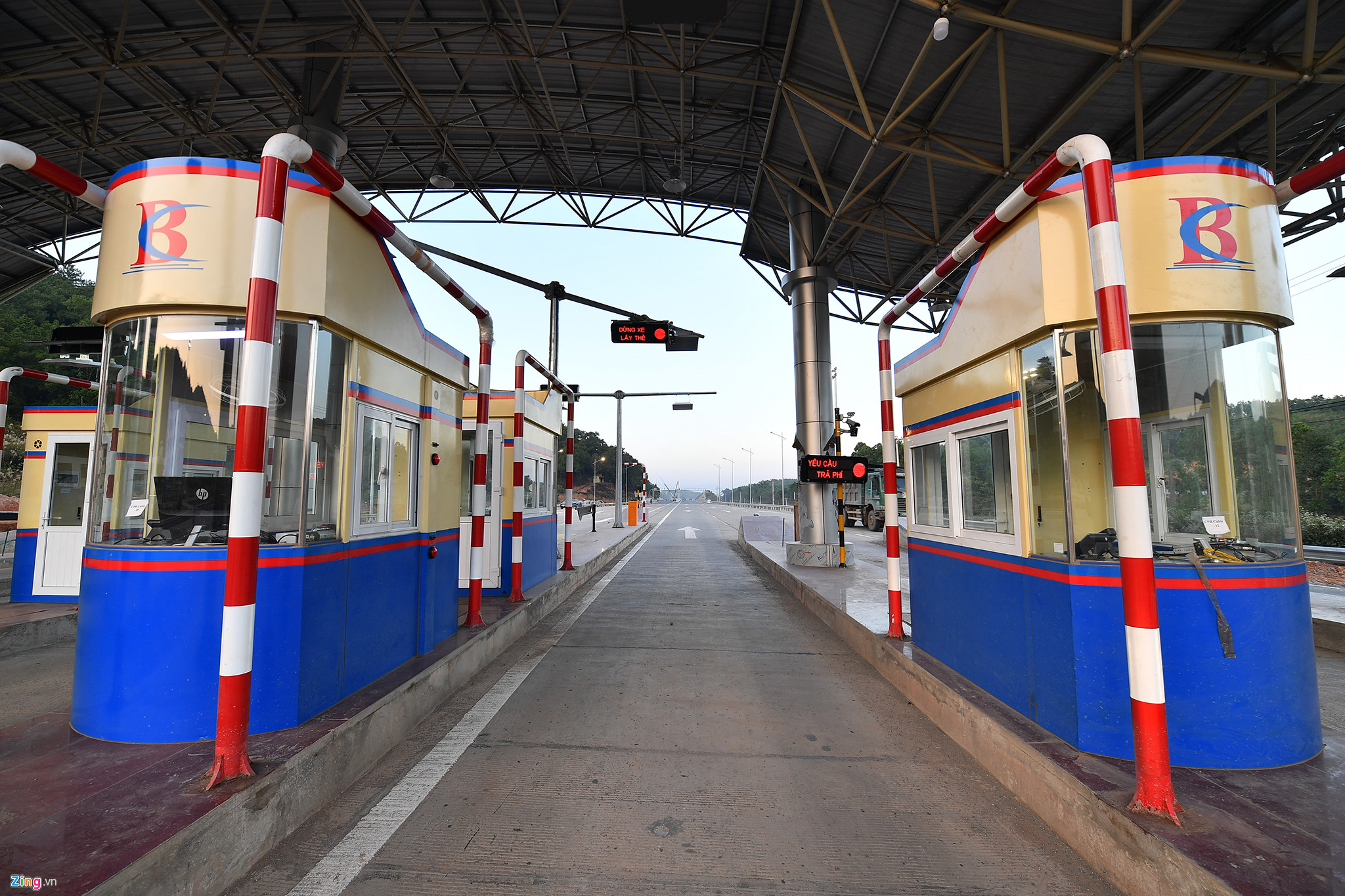 Video ảnh: Cảnh sắc kỳ vĩ hai bên cao tốc Hạ Long - Vân Đồn sắp thông xe