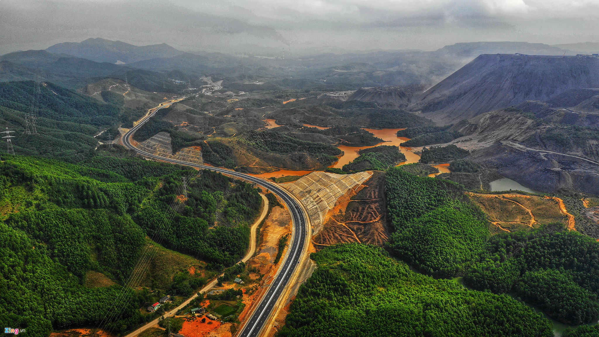 Video ảnh: Cảnh sắc kỳ vĩ hai bên cao tốc Hạ Long - Vân Đồn sắp thông xe