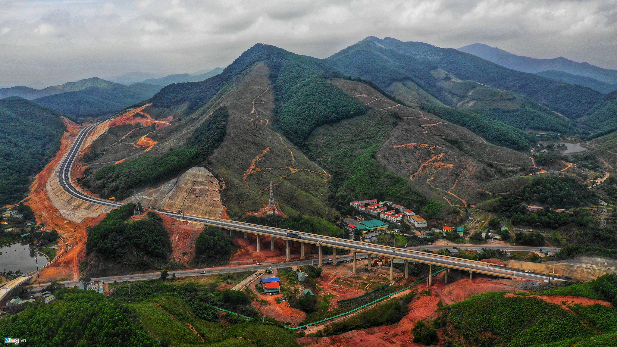 Video ảnh: Cảnh sắc kỳ vĩ hai bên cao tốc Hạ Long - Vân Đồn sắp thông xe