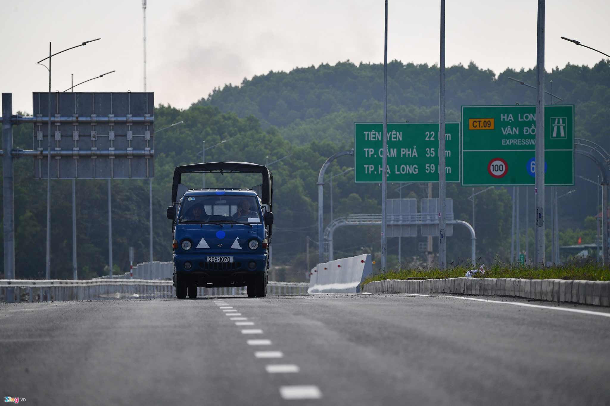 Video ảnh: Cảnh sắc kỳ vĩ hai bên cao tốc Hạ Long - Vân Đồn sắp thông xe