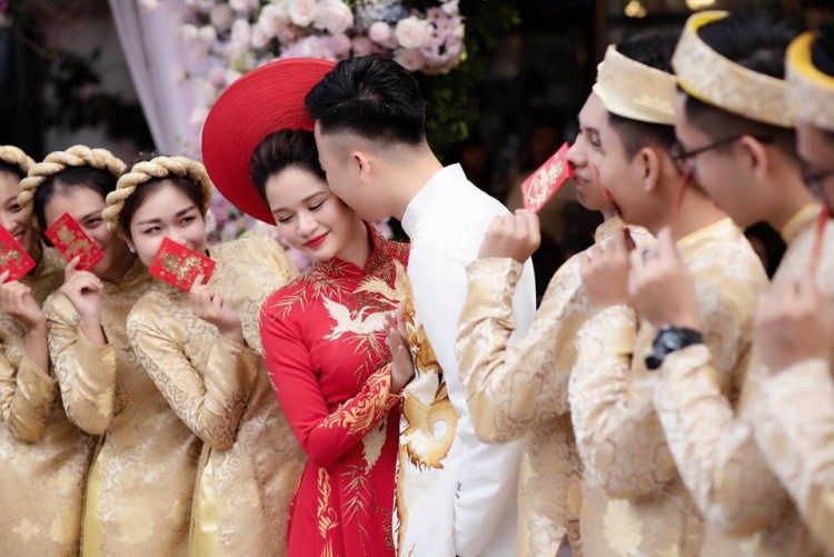 HOT: Nữ nhà văn đình đám Huyền Trang Bất Hối lên xe hoa với người yêu cũ