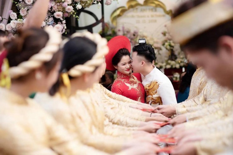 HOT: Nữ nhà văn đình đám Huyền Trang Bất Hối lên xe hoa với người yêu cũ