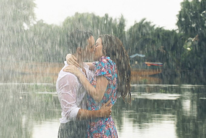 Kim Lý đăng ảnh chúc mừng Giáng sinh nhưng khoảnh khắc khoá môi Hà Hồ lại được chú ý hơn cả