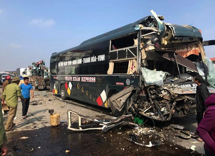 Hai xe khách va chạm, hàng chục người hoảng sợ la hét thất thanh