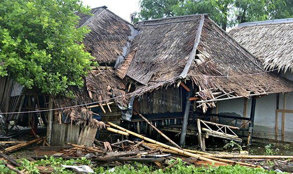 Ảnh sốc lạnh người về thảm họa sóng thần chết chóc ở Indonesia