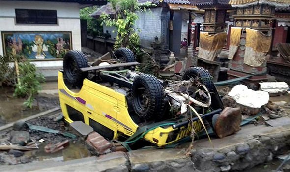 Ảnh sốc lạnh người về thảm họa sóng thần chết chóc ở Indonesia