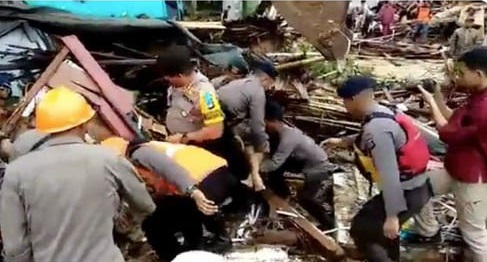 Ảnh sốc lạnh người về thảm họa sóng thần chết chóc ở Indonesia