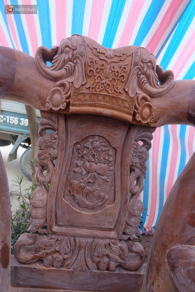 Choáng ngợp bộ bàn ghế cho người khổng lồ của đại gia phố núi Nghệ An: Làm bằng gỗ được tuyển lựa, cao hơn đầu người