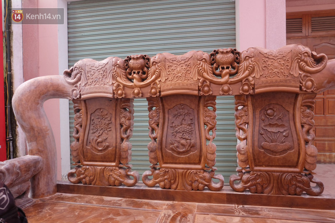 Choáng ngợp bộ bàn ghế cho người khổng lồ của đại gia phố núi Nghệ An: Làm bằng gỗ được tuyển lựa, cao hơn đầu người