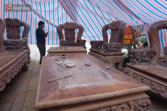 Choáng ngợp bộ bàn ghế cho người khổng lồ của đại gia phố núi Nghệ An: Làm bằng gỗ được tuyển lựa, cao hơn đầu người