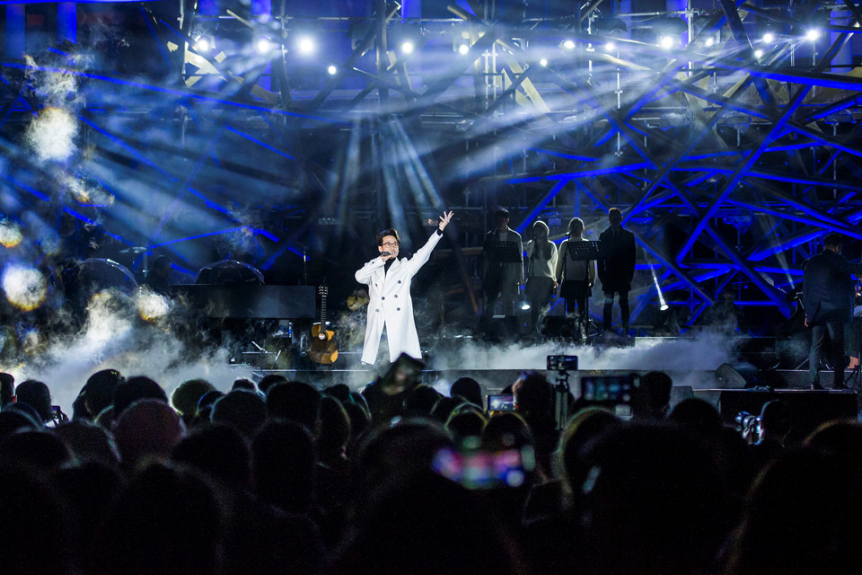 Hàng nghìn khán giả đội mưa, chịu rét xem show Hà Anh Tuấn ở Đà Lạt