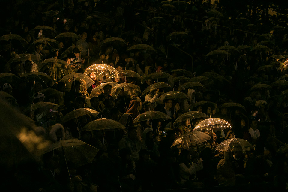 Hàng nghìn khán giả đội mưa, chịu rét xem show Hà Anh Tuấn ở Đà Lạt