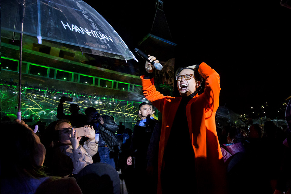 Hàng nghìn khán giả đội mưa, chịu rét xem show Hà Anh Tuấn ở Đà Lạt