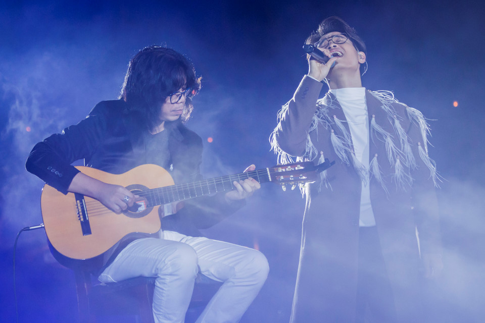 Hàng nghìn khán giả đội mưa, chịu rét xem show Hà Anh Tuấn ở Đà Lạt