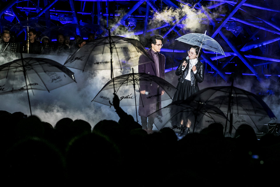 Hàng nghìn khán giả đội mưa, chịu rét xem show Hà Anh Tuấn ở Đà Lạt