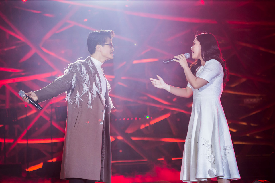 Hàng nghìn khán giả đội mưa, chịu rét xem show Hà Anh Tuấn ở Đà Lạt