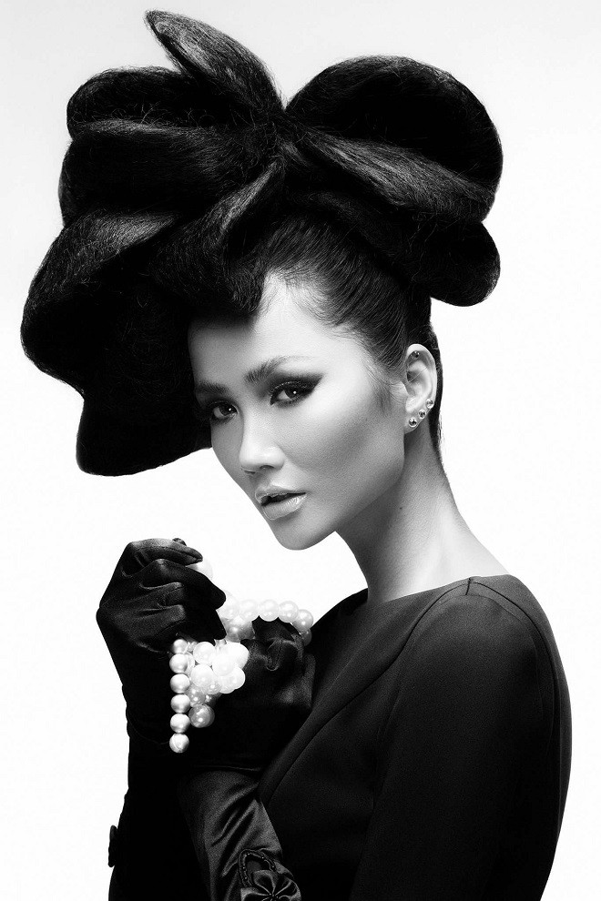 Hình ảnh bán nude đầy quyến rũ của HHen Niê trên trang bìa tạp chí Mỹ nổi tiếng