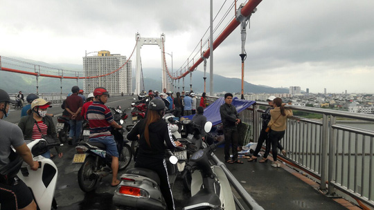 Để lại vợ và 3 con nhỏ, nam tài xế nhảy cầu Thuận Phước tự tử