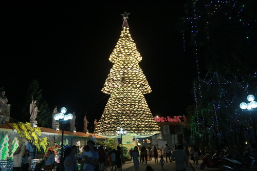 Cây thông Noel được làm từ 1.200 chiếc nón lá