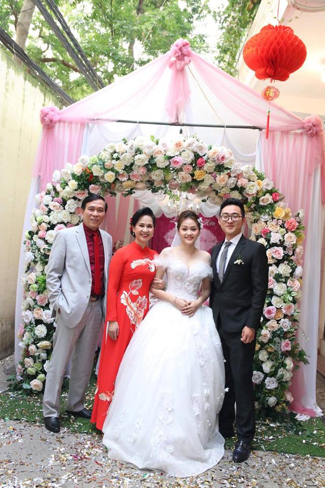 Mẹ chồng khó tính Lan Hương hạnh phúc cùng ông xã tổ chức đám cưới cho con trai