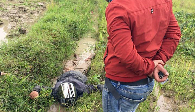 Hà Nội: Hai thanh niên nghi trộm chó bị người dân vây đánh gục giữa ruộng