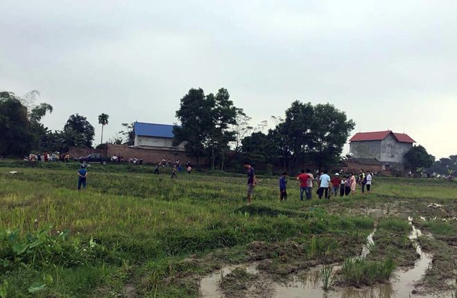 Hà Nội: Hai thanh niên nghi trộm chó bị người dân vây đánh gục giữa ruộng