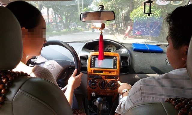 Vợ thi trượt bằng lái xe, chồng vui như mở hội