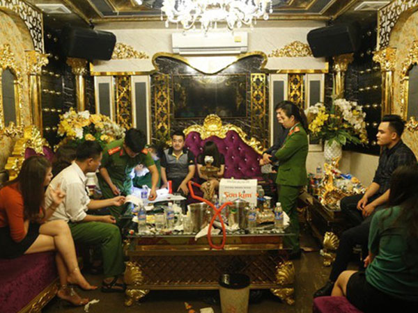 Tin mới vụ nữ giáo viên tham gia tiệc ma túy tại quán karaoke