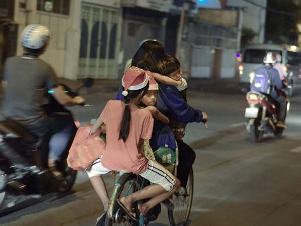 Mẹ đèo 3 con trên xe đạp cũ giữa đêm lạnh, chi tiết này mới khiến bao người xúc động