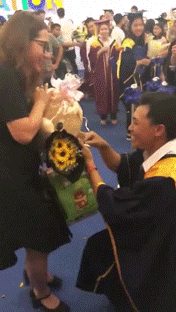 Màn cầu hôn ngay tại lễ tốt nghiệp khiến hội FA ghen tị nổ mắt vì quá ngọt ngào