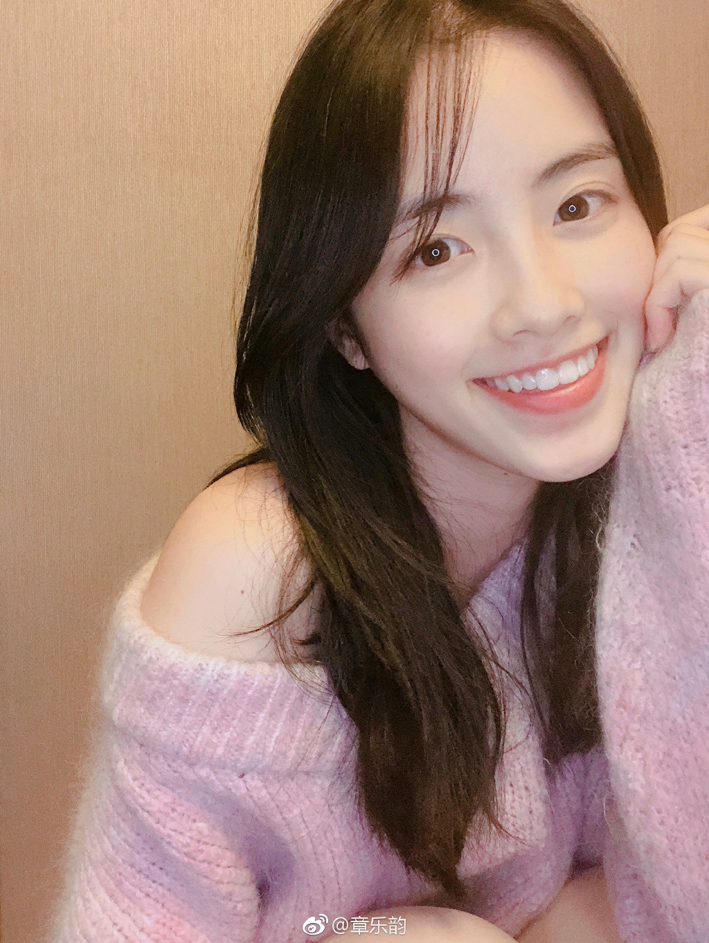 Rộ tin Thánh ế Hồ Ca bất ngờ bí mật kết hôn, cô dâu kém chú rể tới tận 13 tuổi?