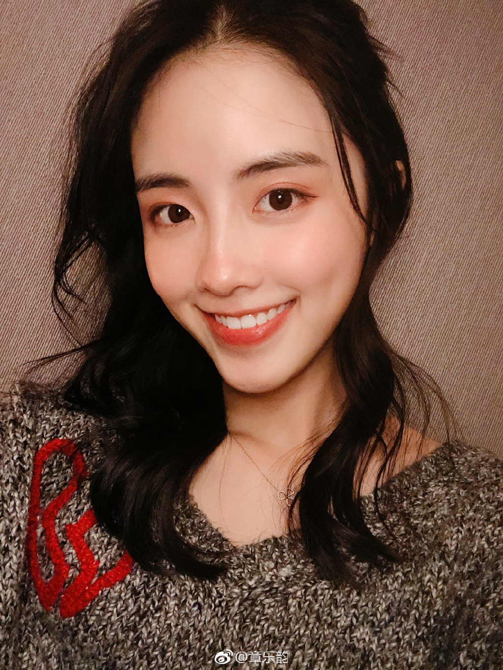 Rộ tin Thánh ế Hồ Ca bất ngờ bí mật kết hôn, cô dâu kém chú rể tới tận 13 tuổi?