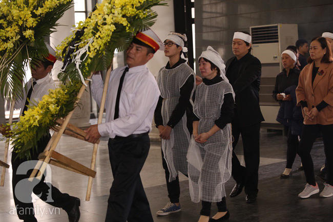 Ngày đầu tiên vợ con NSND Anh Tú lộ diện trước công chúng lại chính là ngày đưa tang anh